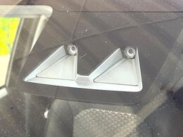 【スマートアシスト】走行中に前方の車両等を認識し、衝突しそうな時は警報とブレーキで衝突回避と被害軽減をアシスト。より安全にドライブをお楽しみいただけます。