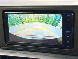 【バックカメラ】駐車時に後方がリアルタイム映像で確認できます。大型商業施設や立体駐車場での駐車時や、夜間のバック時に大活躍！運転スキルに関わらず、今や必須となった装備のひとつです！