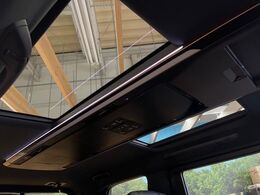 【左右独立ムーンルーフ】2列目左右席にそれぞれ配置されたガラスルーフ！日差しに合わせて片側だけシェードを閉めることも可能です！