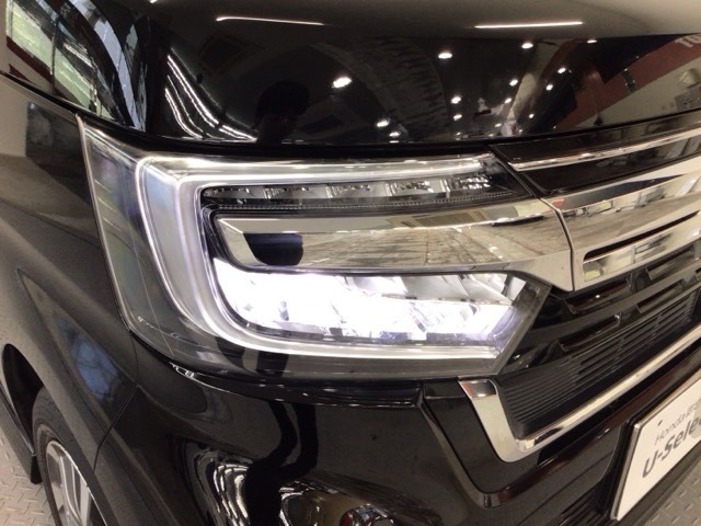 【LEDヘッドライト】ディスチャージヘッドライト（HID）と同等の明るさで、夜道や雨天走行が明るく視界良好！！　フォグライトも装備で、安心感さらにUPです♪安心ドライブを楽しんで下さい♪