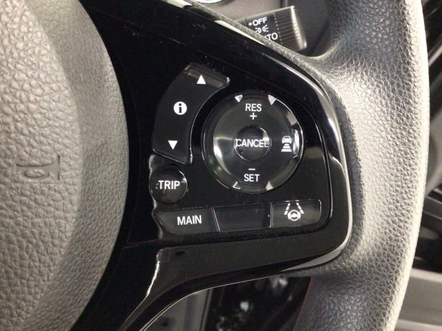 【アダプティブ・クルーズ・コントロール】予め設定した車速内でクルマが自動的に加減速。 前走車との適切な車間距離を維持しながら追従走行し、高速道路でのドライバーの疲労を軽減してくれる嬉しい機能付♪