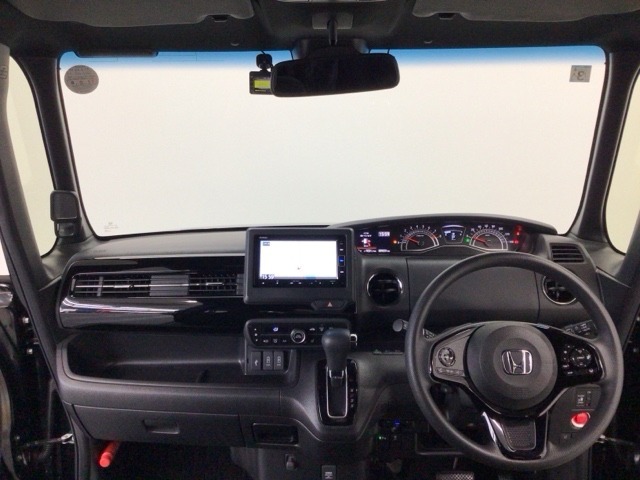 【前方視界】開放的な前方視界！運転がしやすく疲れにくいです♪窓が大きく、見通しがとっても良いおクルマですよ♪