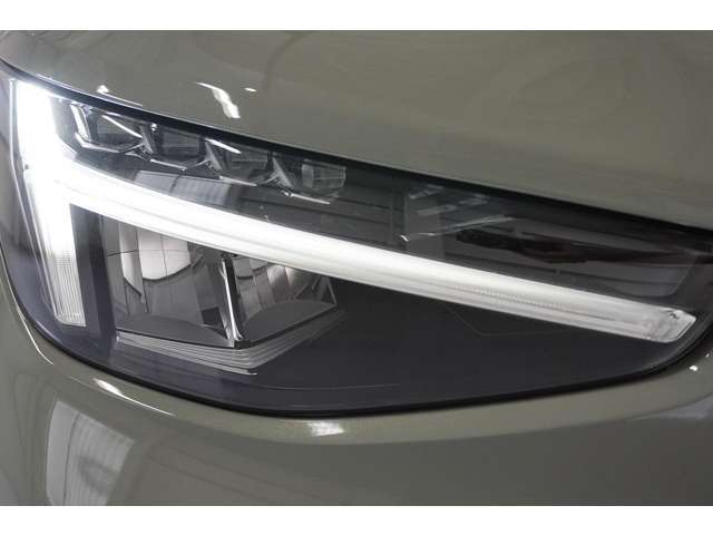 印象的なデザインのLEDヘッドライト。ワイドにかつ遠くまで照射します。対向車とのすれ違い時や先行車への接近中、他の車両のドライバーを幻惑させないよう、自動的にハイビームからロービームへ切り替えます