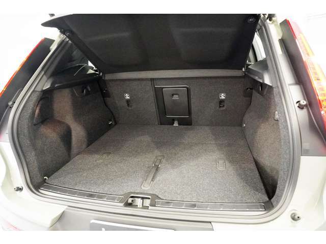XC40の広々としたラゲッジスペースは、荷物に応じてさまざまなアレンジが可能です。脱着できる折りたたみ式ラゲッジフロアは間仕切りとして活用できるほか、ショッピングバッグを掛けられるフックも備えられています