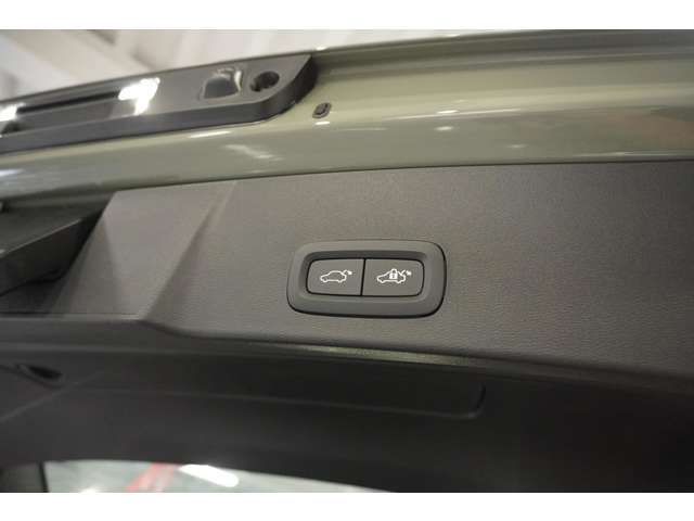 テールゲートはリモートコントロールで外から簡単に開閉可能。テールゲートまたはダッシュボードにあるボタンを使って操作することもできます。