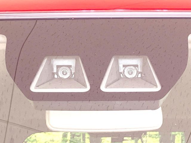 【スマートアシスト】走行中に前方の車両等を認識し、衝突しそうな時は警報とブレーキで衝突回避と被害軽減をアシスト。より安全にドライブをお楽しみいただけます。