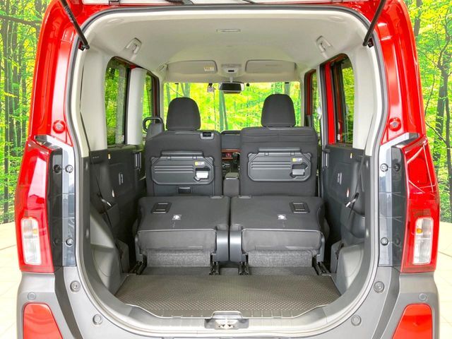 後席を格納すると、これだけの広さが！シーンに合わせたシートアレンジで、大きな荷物も積むことが出来ます♪