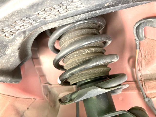 お車を安心してお乗りいただく為には、足回りの定期点検が欠かせません。サービスサポート（有償保証）では無料点検もご提供しており、安心のカーライフをお過ごしいただけるサポート体制が整っています。