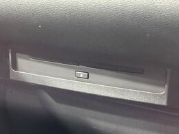 【CD/DVDデッキ】オプションのCD/DVDデッキを搭載。ディスプレイオーディオでエンタメをお楽しみいただけます。