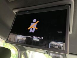 【14型有機ELフリップダウン】三列目からでも迫力のエンタメが観れる大画面フリップダウン。有機ELのモニターでは、一般的なフリップダウンよりも高コントラストでキレイな映像を楽しめます。