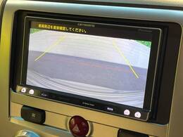 【バックカメラ】駐車時に後方がリアルタイム映像で確認できます。大型商業施設や立体駐車場での駐車時や、夜間のバック時に大活躍！運転スキルに関わらず、今や必須となった装備のひとつです！