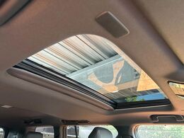 【サンルーフ】開放感たっぷりの希少装備、サンルーフが装着されています！車内に明かりを取り入れたり景色を楽しむ以外にも、車内の空気も簡単に換気できて快適です！