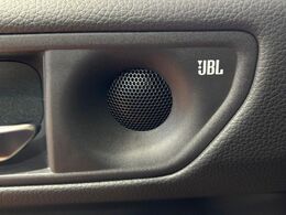 【JBLサウンドシステム】メーカーオプションの高品位サウンドシステムを搭載。専用のチューニングが施された大小様々なスピーカーから良質なサウンドが奏でられ、臨場感あふれる音響空間を演出します。