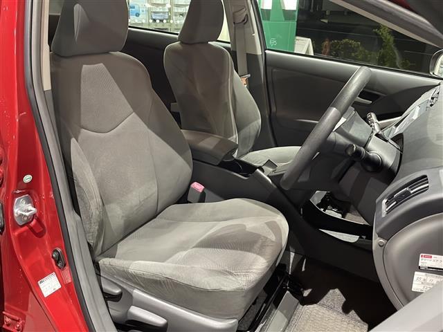 こちらは運転席のシートです。納車前には自社でしっかりクリーニングを行います。また、『AD除菌やシート撥水コーティング（別途料金）』などの、クリーニングメニューもご用意しております。
