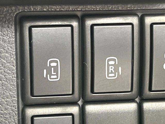 【両側パワースライドドア】スマートキーや運転席のスイッチで後席両側スライドドアの開閉が可能♪電動だから力を入れてドアを開ける必要が無く、小さなお子様でも簡単に開け閉めでき快適です♪