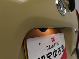バックカメラ：運転席から見えにくい車の後方をカメラの映像を通して確認できます。駐車や切り返しが安心して行えます。（連動するナビ等の取り付けが必要になります）