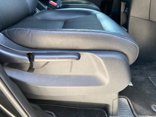 ゆったり・しっかり座れるシートに運転席は高さ調節可能なハイアジャスター付き！シート位置の前後と高さ・ハンドル上下調節で自分に合った最適なポジションを見つけることができます！！