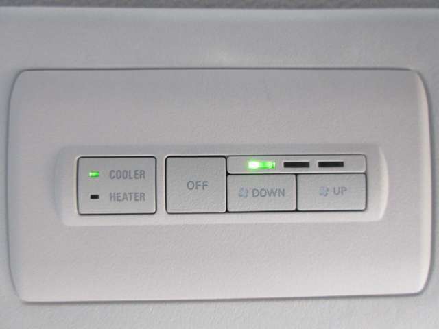 ディスチャージランプとは、ハロゲンライトに代わる新世代のランプで、従来のハロゲンライトに対し消費電力半分、明るさ2倍、耐久性5倍、お値段10倍。青白い閃光が特徴。