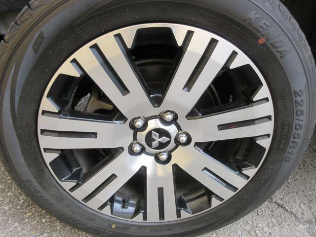 HDDナビ。地図の記憶媒体にハードディスクドライブを用いた新世代のカーナビ。従来の光学式ディスク（CD-ROM、DVD-ROM）を用いたものに比べ高速・大容量で、より高精細・多機能なナビゲーションを実現。