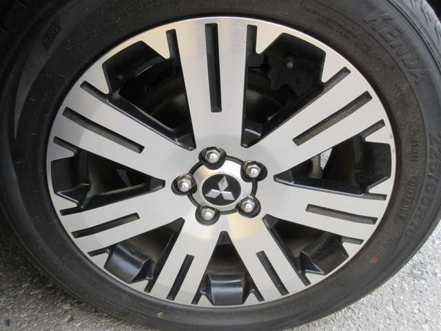 ABSとは、アンチロック・ブレーキシステムの略。フルブレーキ時に車輪のロックを防ぐことで、車両の安定を図るとともに操舵を可能にする装置。各車輪ごとに制御され、悪天候時など特に効果が大きい。