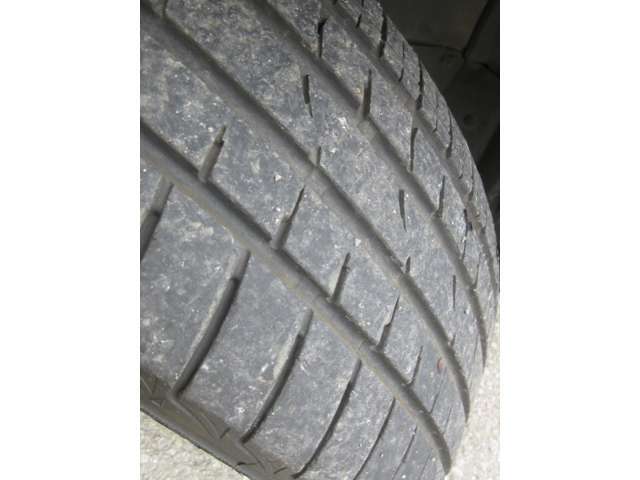 パワーシートとは、座席のスライドや座面高さ、リクライニングの調整を電動モーターで行うもの。主に高級車に採用される装備で、各部の調整が無段階で設定できる。