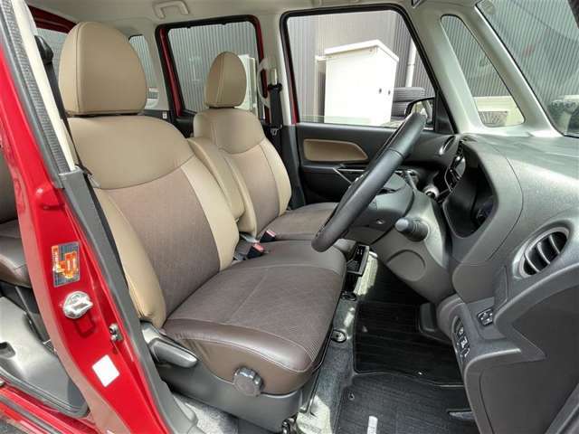 【運転席】座り心地が良いシートなので長時間の運転でも快適にお過ごしいただけます。新品のフロアマットのご注文も可能です。掲載箇所以外にご希望の写真がございましたらお気軽にお問い合わせ下さい。