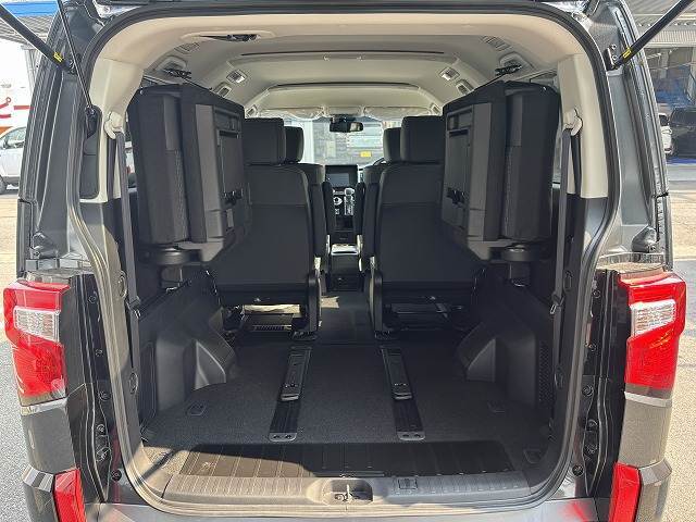 【電動リアゲート】ボタンひとつで大きなゲートも簡単に開閉可能です。高級車ならではの装備は嬉しいですね。