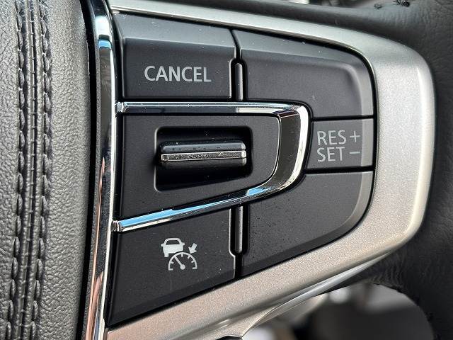 【レーダークルーズコントロール】装備車両です。レーダーやカメラを使って前を走るクルマの状況を検知して速度を調整してくれます。遠距離ドライブの高速道路などでは大活躍で疲労軽減に役立ちます。