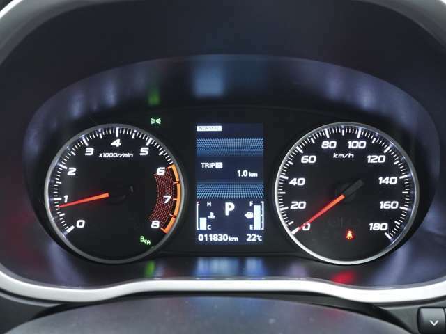 明るいスピードメーターは夜間でも見やすいです！中央のディスプレイにはお車の様々な情報がカラーで表示されます！