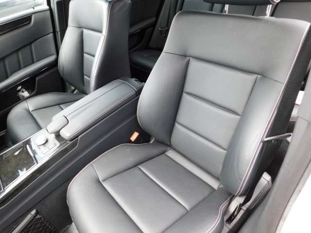 全席革シートで助手席側も全ての可動が電動操作となります。