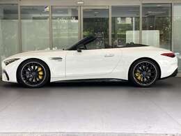 こちらの車両は「メルセデス・ベンツあざみ野」にて展示中でございます。営業時間は10：00～18：00、年末年始・毎週水曜日が定休日となります。お問合せはフリーダイヤルもしくは045-904-1484までご連絡ください。