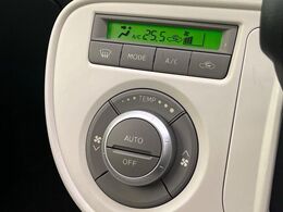 【オートエアコン】一度お好みの温度に設定すれば、車内の温度を検知し風量や温度を自動で調整。暑い…寒い…と何度もスイッチ操作をする必要はありません。快適な車内空間には必須の機能ですね♪