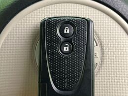 【キーフリーシステム】カバンやポケットに入れたままでもドアの施錠・解錠が可能なスマートキーを装備。エンジンのオン・オフ時もカギを取り出す必要が無いからとっても便利です♪