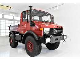 メルセデス・ベンツ「ウニモグ/U1200」424型の入庫でございます！世界の働く車と謳われる4WDとなっております！戦後のドイツ、連合軍の政策により今後のドイツを農業大国にするべく、
