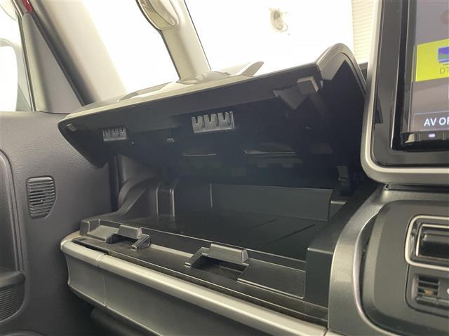 【グローブボックス】車検証ケースや、日頃使う小物類の収納に便利ですね！