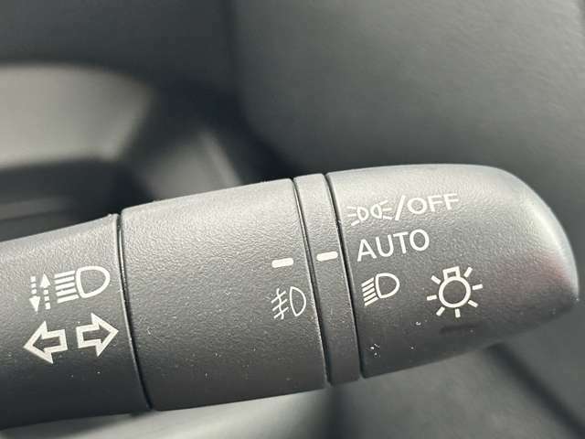 オートライトスイッチです。トンネルなど車外の明るさを感知して自動でヘッドライトを点灯します。