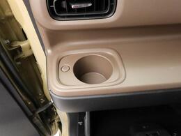 カップホルダーは運転席や助手席からちょうど手の届く位置です！！