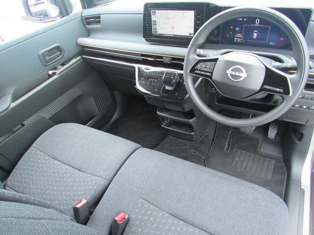 運転席と助手席はベンチシートですので、横移動もラクに出来ます。