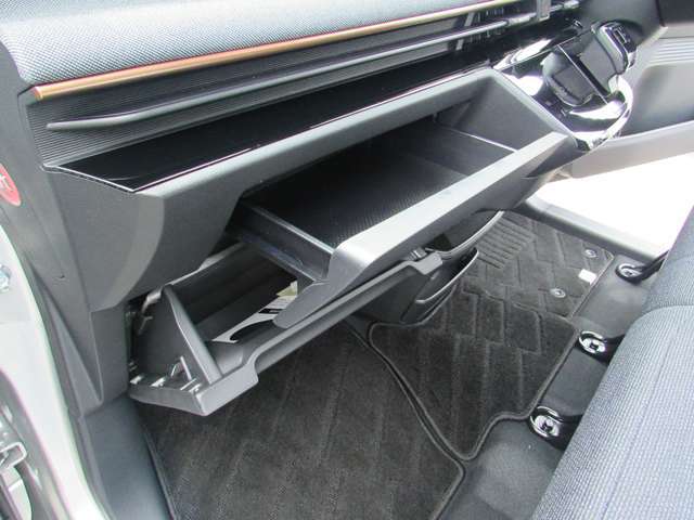 グローブボックスの他にも収納をご用意してます。車内をスッキリ見せることができます。
