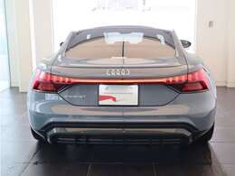 リヤのデザインはワイド＆ローとなり、重厚感のある形となる。独特なテールレンズは一目でアウディとわかるデザインになります