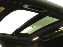 車内に光を取り入れ明るく開放的に演出するパノラミックガラススライディングルーフを採用しています！状況に応じてチルトアップ＆スライドの2パターンでご使用頂けます！！TEL：047-3