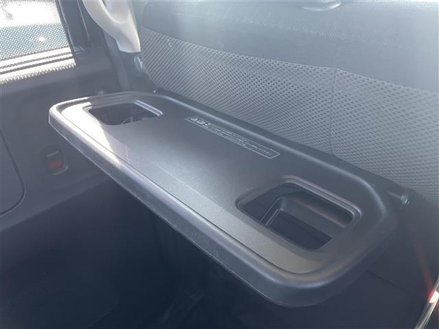 【グローブボックス】車検証ケースや、日頃使う小物類の収納に便利ですね！