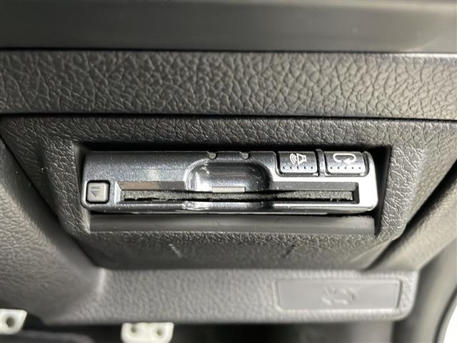【ETC】有料道路を利用する際に料金所で停止することなく通過できる、ETC車載器（ノンストップ自動料金収受システム機器）が装備されています。セットアップを行うことで利用可能になります。