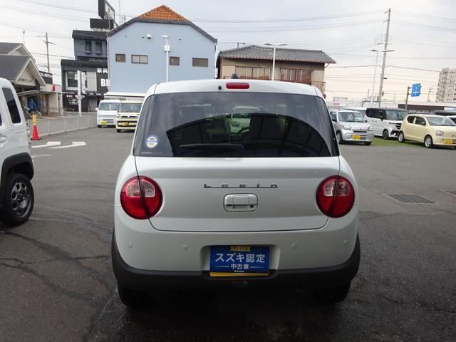 後ろからの特徴的なフォルム。狭い路地裏でも運転しやすそうな小回りが利くコンパクトボディ♪