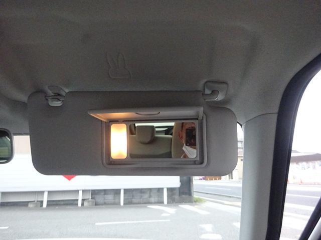 サンバイザー裏に身だしなみチェックに便利な【バニティミラー】がついています！暗いときに便利な照明付き！