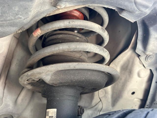 お車を安心してお乗りいただく為には、足回りの定期点検が欠かせません。サービスサポート（有償保証）では無料点検もご提供しており、安心のカーライフをお過ごしいただけるサポート体制が整っています。