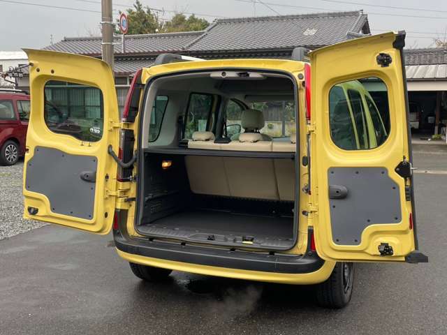 実はここまで大きく開きます！真横からのお荷物の出し入れには大変便利です！