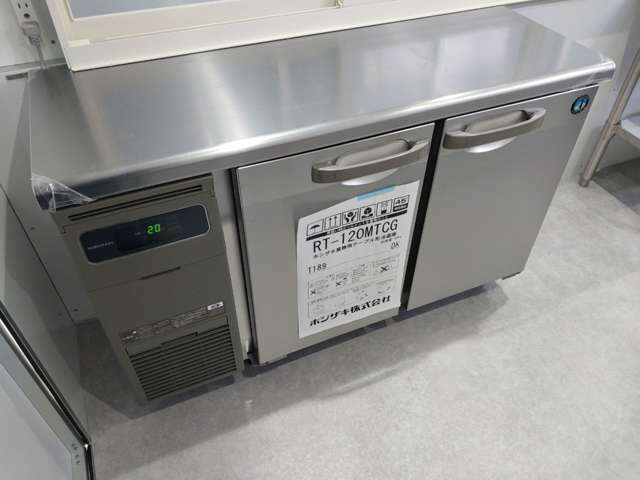 標準装備：ホシザキ製1200mm幅コールドテーブル（冷蔵機能のみ）です。