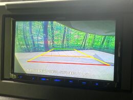 【バックカメラ】駐車時に後方がリアルタイム映像で確認できます。大型商業施設や立体駐車場での駐車時や、夜間のバック時に大活躍！運転スキルに関わらず、今や必須となった装備のひとつです！
