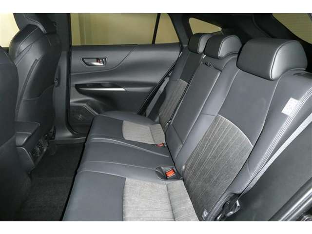 ゆとりある広々とした車内空間は、ドライブを始め買い物やレジャーなど、幅広く活躍します。一人でもみんなとでもお出かけを楽しみましょう！